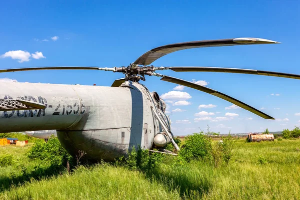 俄罗斯萨马拉 2015年5月26日 苏联重型运输直升机 在废弃的机场 Mil 是为军事和民事角色建造的 — 图库照片