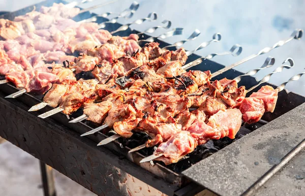 Chutný Kebab Vaření Kovové Špízy Grilu Šašlik Vyrobené Kostek Masa — Stock fotografie