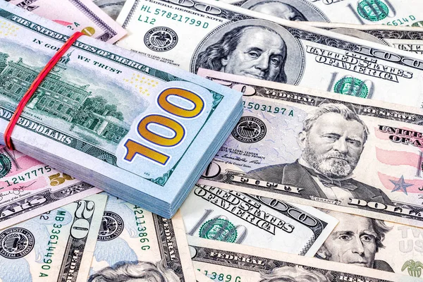 Pilha Notas Cem Dólares Envolto Por Borracha Fundo Dinheiro — Fotografia de Stock