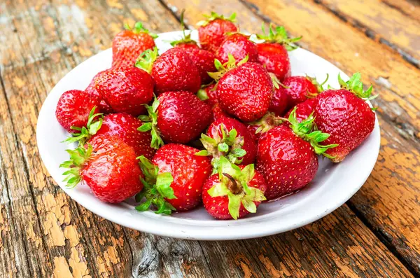 Fresh sweet strawberries in a white plate — Stock Photo, Image