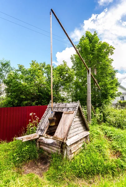 Oude dorp houten water goed op het platteland — Stockfoto