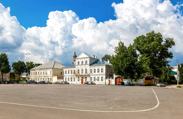 Edificios administrativos en la plaza central de Torzhok, Russi — Foto de Stock