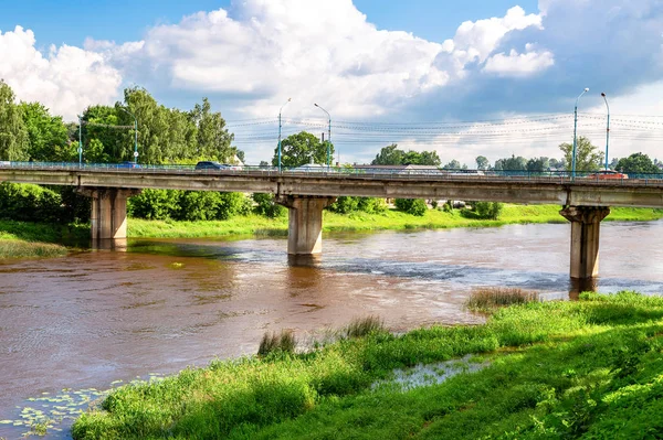 Yaz güneşli gün Tvertsa nehri geçip Köprüsü — Stok fotoğraf