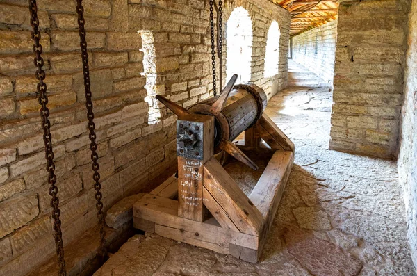 Mecanismo de elevação de portões na fortaleza medieval — Fotografia de Stock