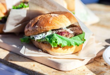 Burger sığır eti ve taze salata