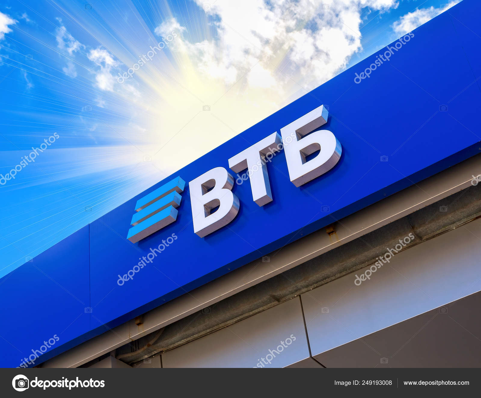 俄罗斯Vtb 银行的标志对蓝天—— 库存社论照片© blinow61 #249193008