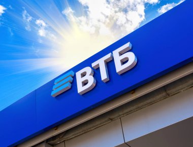 Mavi gökyüzüne karşı Rus Vtb bankanın logosu
