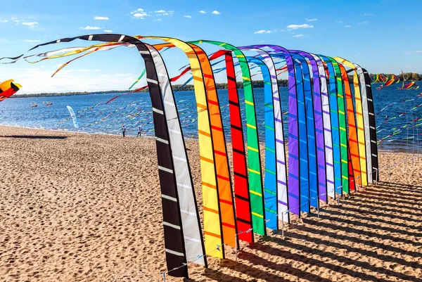 Bandeiras coloridas festivas na praia de areia — Fotografia de Stock