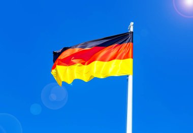 Rüzgara karşı gökyüzüne uçan Almanya bayrağı