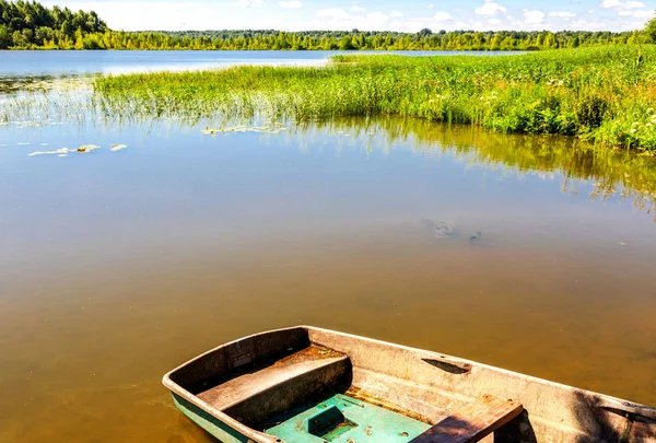 Plastic boat on the bank of lake — Stock Photo, Image