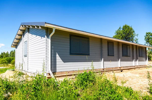 Finlandés vacaciones rústicas casa de madera en verano —  Fotos de Stock