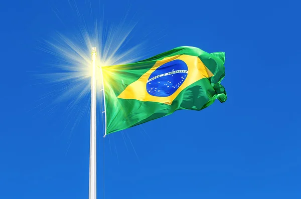 Флаг Бразилии, развевающийся на ветру против неба — стоковое фото