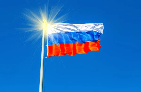 Vlag van Rusland wuiven in de wind tegen de hemel — Stockfoto