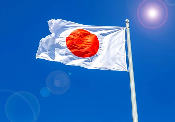 Vlag van Japan wuiven in de wind tegen de hemel — Stockfoto