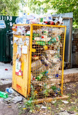 Plastik şişe toplamak için konteyner