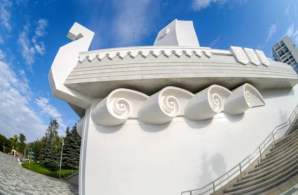 Monument "Bateau" en forme de bateau blanc à voile — Photo