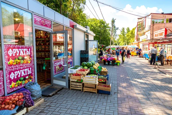 Menschen kaufen auf dem örtlichen Bauernmarkt ein — Stockfoto