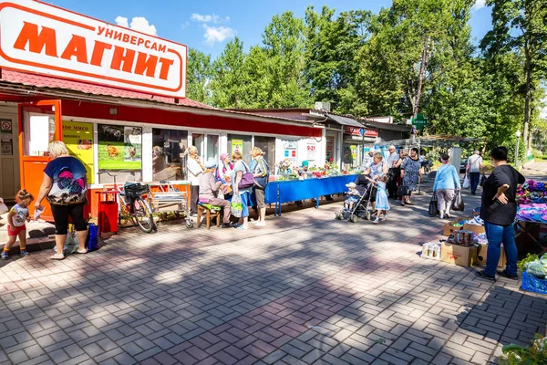 La gente fa shopping nel mercato agricolo locale — Foto Stock