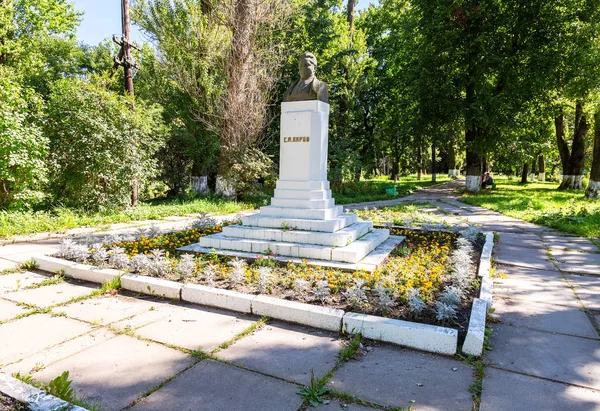 Monument to soviet statesman S. M. Kirov in city park — Stock Photo, Image