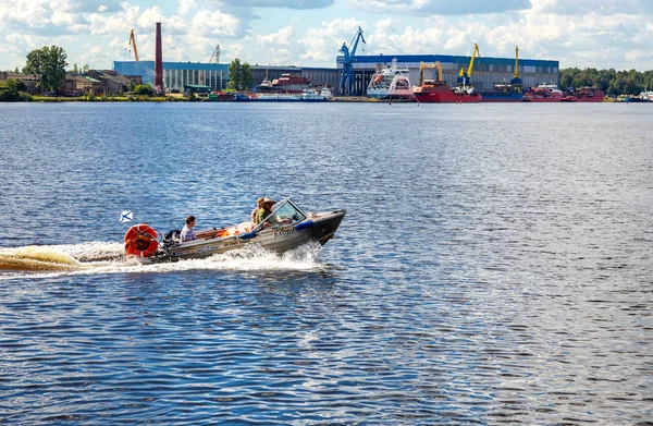 Barco a motor con pasajeros navegando por el río Neva —  Fotos de Stock