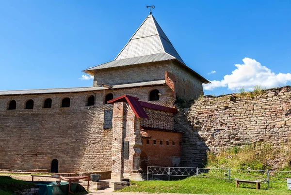 Tower of old Russian medieval Oreshek fortress — Stock Photo, Image