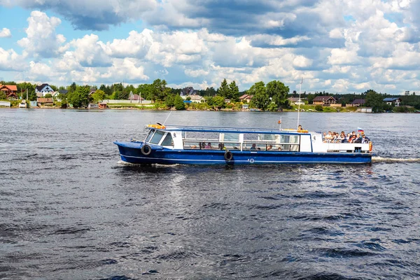 Crucero fluvial con pasajeros navegando por el río Neva —  Fotos de Stock