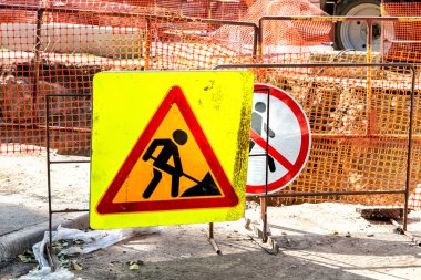 İnşaat alanındaki yol tabelaları