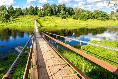 BOROVICHI, Rusya Federasyonu Msta nehri geçip asma köprü