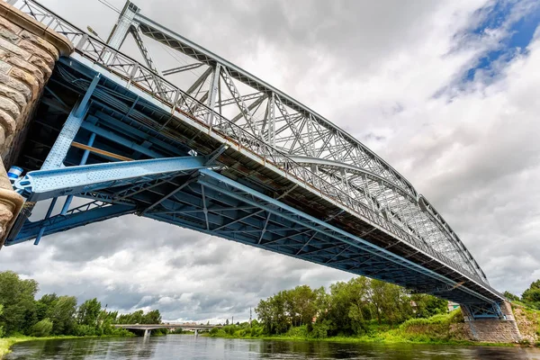 Rusya çelik kemer köprü Msta nehrin karşısındaki ilk — Stok fotoğraf