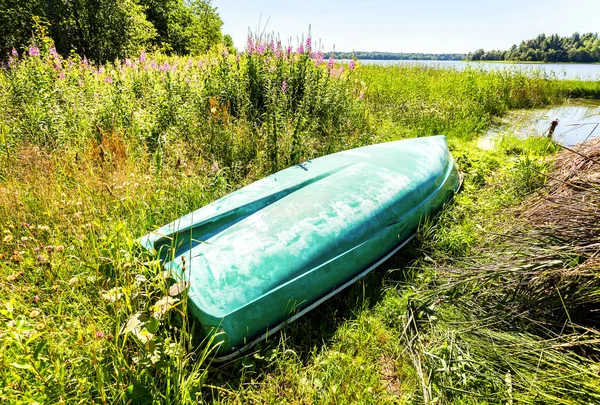 Gammal grön plast fiskebåt — Stockfoto