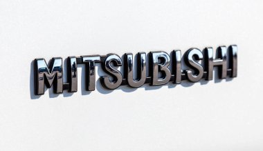 Arabaya Mitsubishi Motors logosu