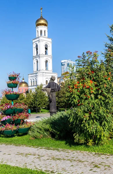 Bell tower of Iversky monastery and monument to Alexander Pushki — Stock Photo, Image