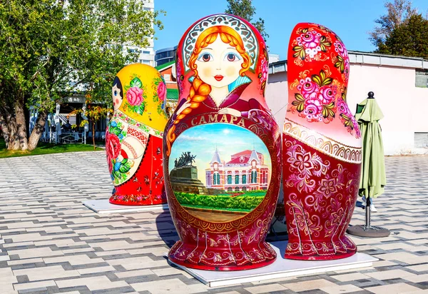 Muñeca grande matryoshka también conocida como muñeca rusa anidando — Foto de Stock