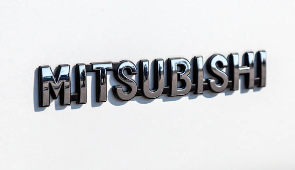 Logo de Mitsubishi Motors en el coche — Foto de Stock