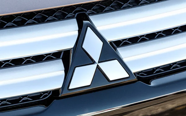 Mitsubishi Motors logo på bilen - Stock-foto