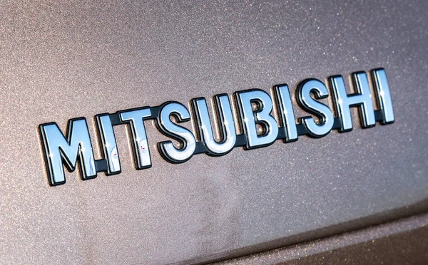 Arabaya Mitsubishi Motors logosu — Stok fotoğraf