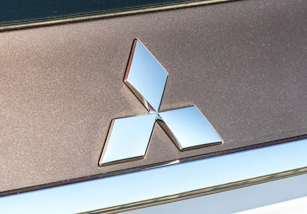 Arabaya Mitsubishi Motors logosu — Stok fotoğraf
