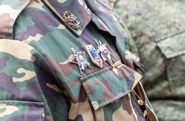 Diferentes premios e insignias en el uniforme ruso — Foto de Stock