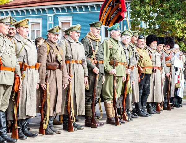 Membros não identificados da batalha de reconstituição histórica na Rússia — Fotografia de Stock