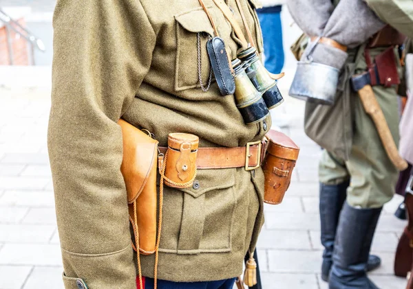 Vintage lederen holster, verrekijkers en andere munitie op de — Stockfoto