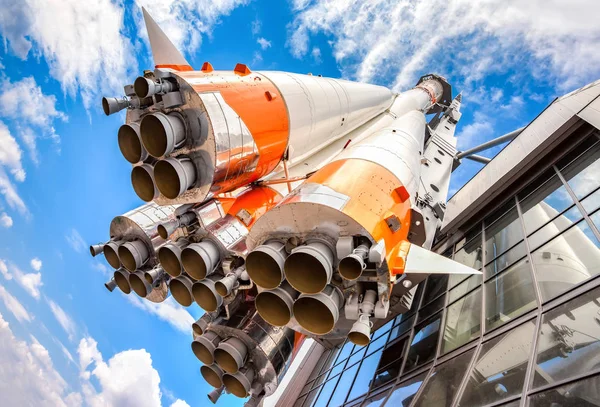 Russo foguete de transporte espacial com motores de foguete — Fotografia de Stock