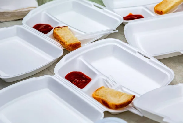 Placas e garfos descartáveis com pão e ketchup — Fotografia de Stock