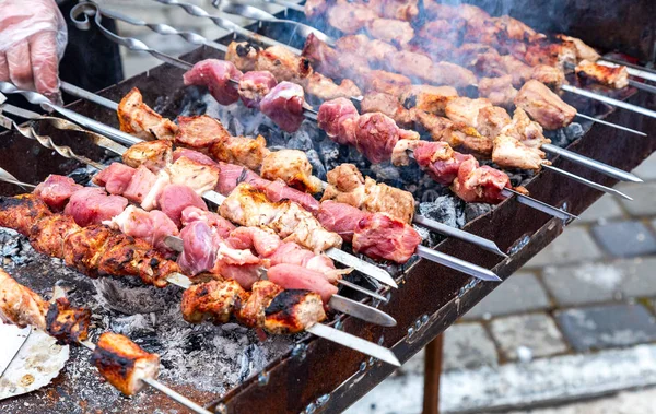 Grilled appetizing kebab cooking on metal skewers — Stock Photo, Image