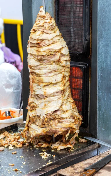 Carne di kebab di doner di fast food tradizionale su una griglia rotatoria — Foto Stock