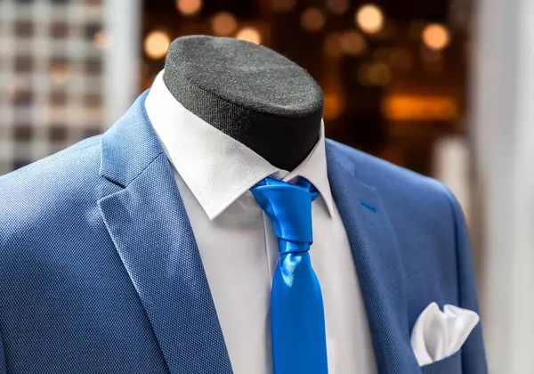 Manequim masculino vestido em terno masculino elegante — Fotografia de Stock