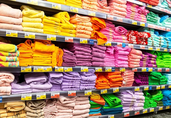 Handtücher in verschiedenen Farben zum Verkauf bereit — Stockfoto