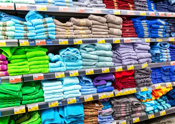 Handtücher in verschiedenen Farben zum Verkauf bereit — Stockfoto