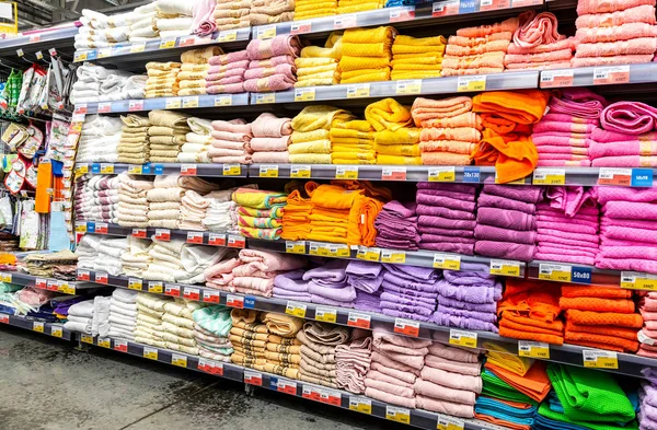 Różne kolorowe ręczniki gotowy do sprzedaży — Zdjęcie stockowe