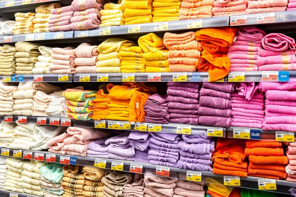 Handtücher in verschiedenen Farben zum Verkauf bereit — Stockfoto