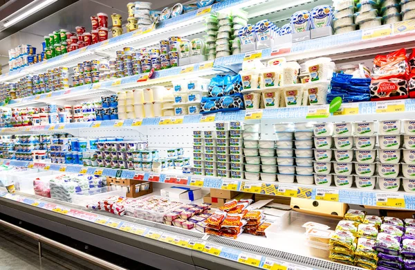 Productos lácteos frescos listos para la venta en el supermercado — Foto de Stock